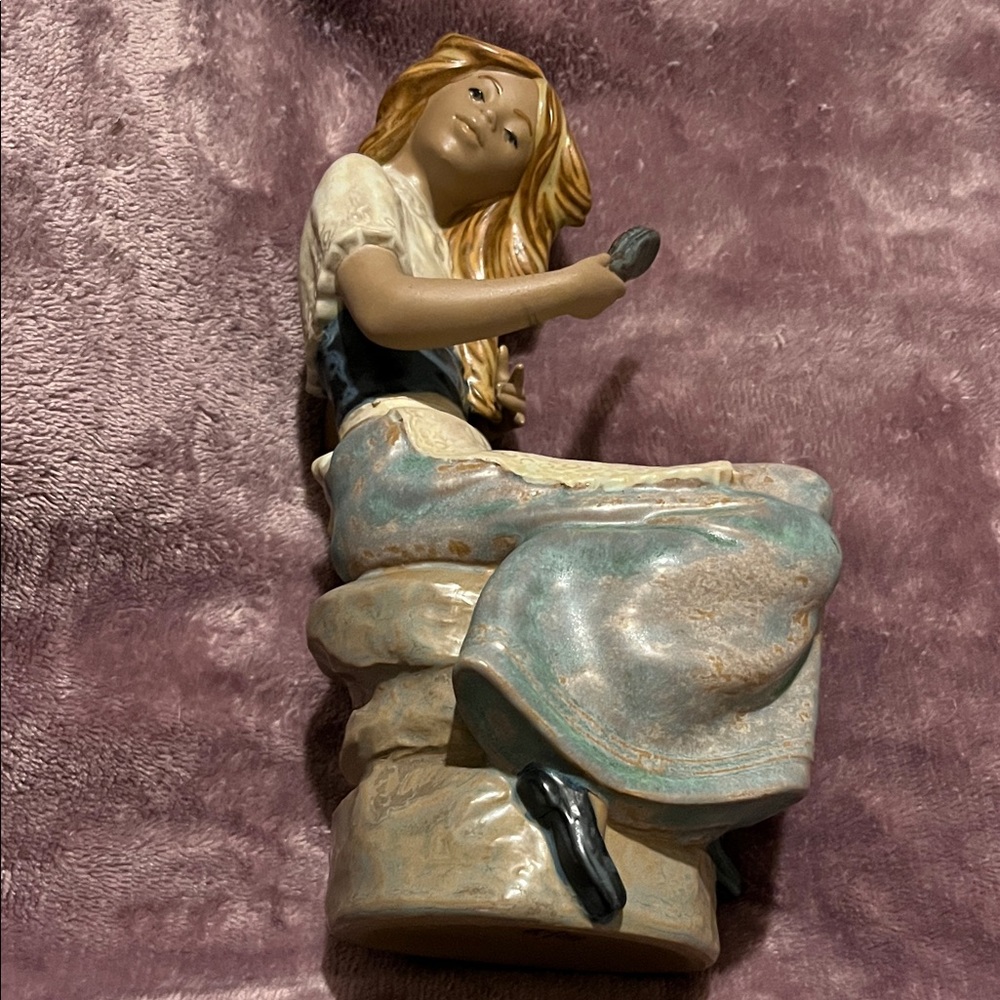 NAO Lladro Ceramic Girl Figurine Brushing her Hair made in Spain Dasia 1985